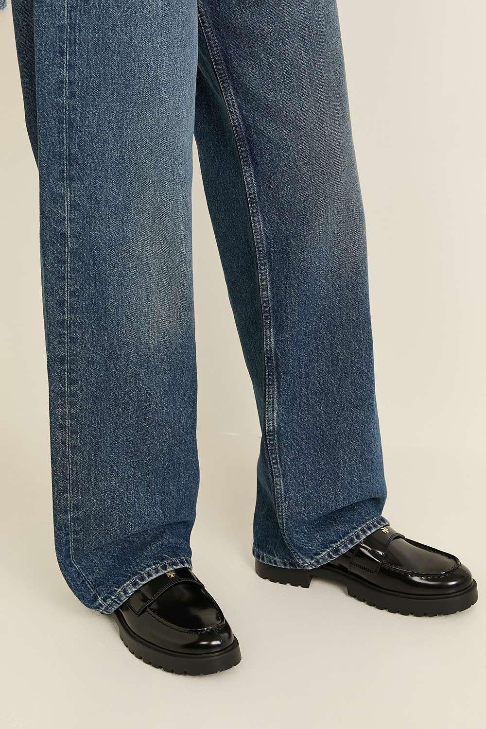 תמונת כל הלוק של נעלי מוקסינים